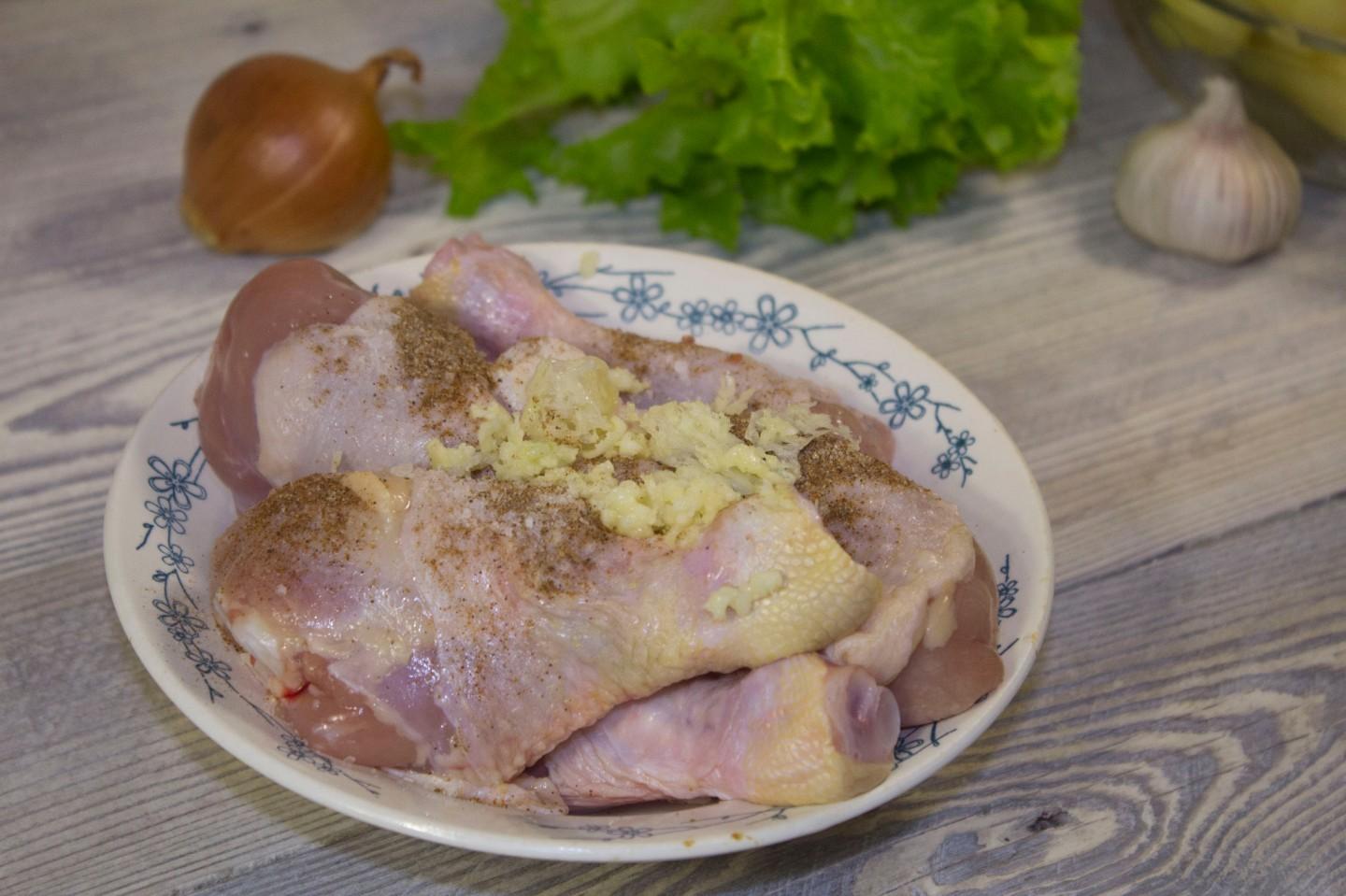 Шаг 4 приготовления Куриные ножки с картошкой в рукаве