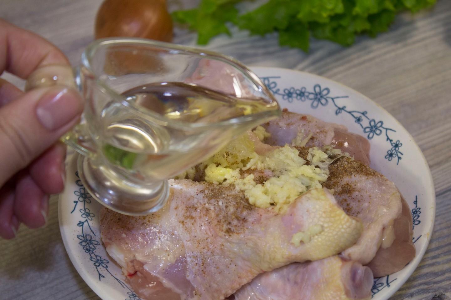 Шаг 5 приготовления Куриные ножки с картошкой в рукаве