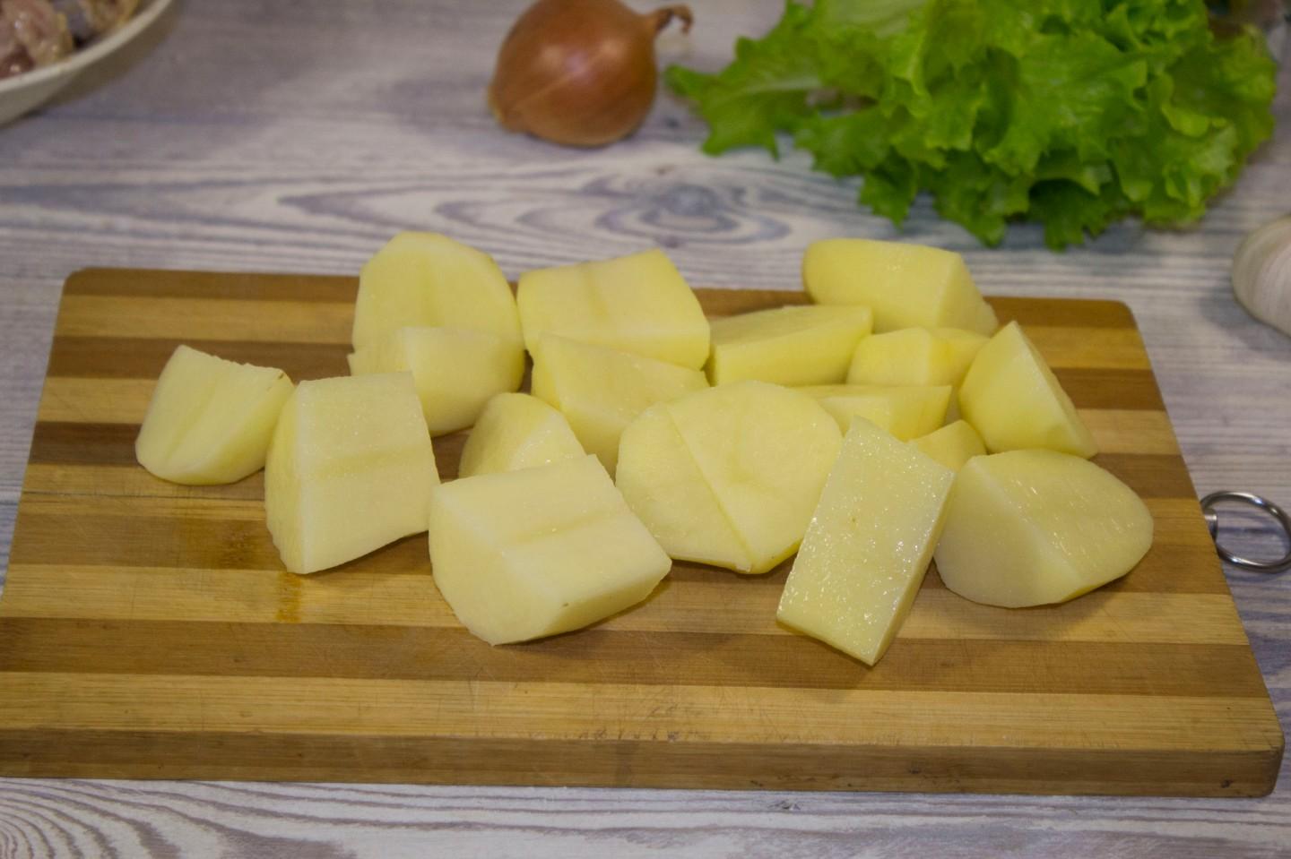 Шаг 7 приготовления Куриные ножки с картошкой в рукаве