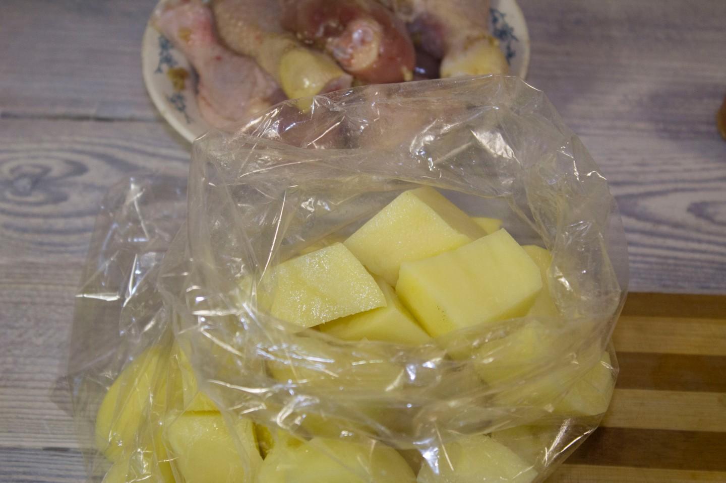 Шаг 8 приготовления Куриные ножки с картошкой в рукаве