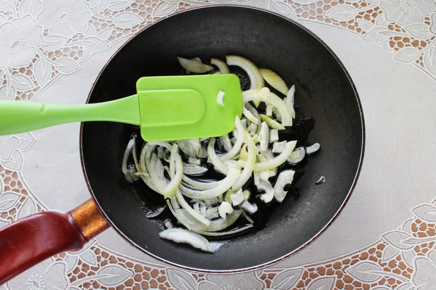 Шаг 2 приготовления Свинина со стручковой фасолью и луком