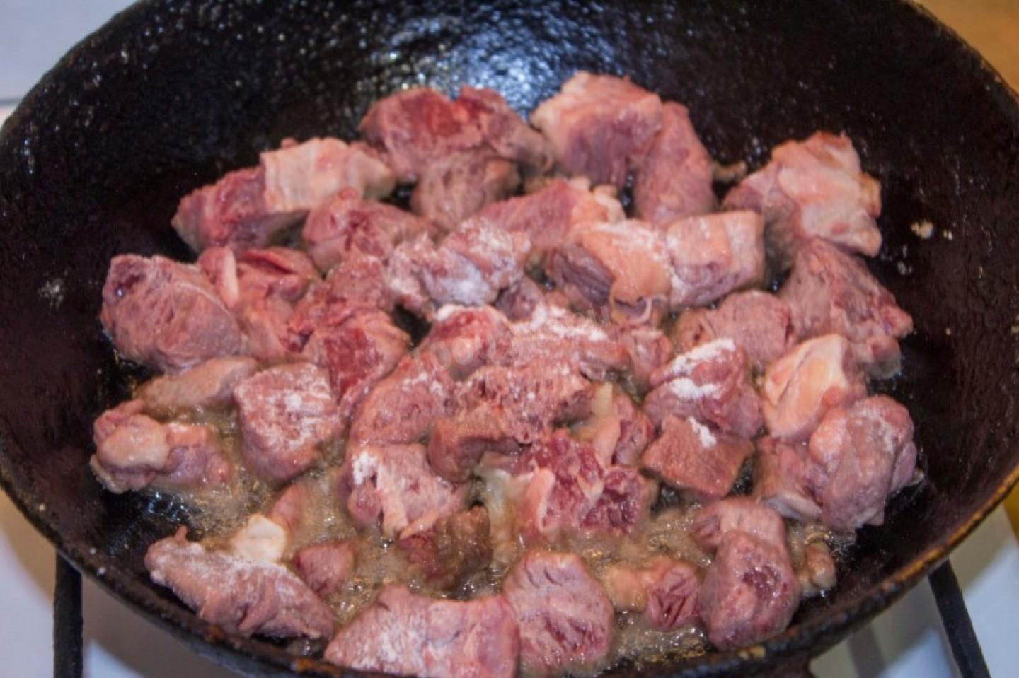 Шаг 5 приготовления Соус с мясом картошкой и луком