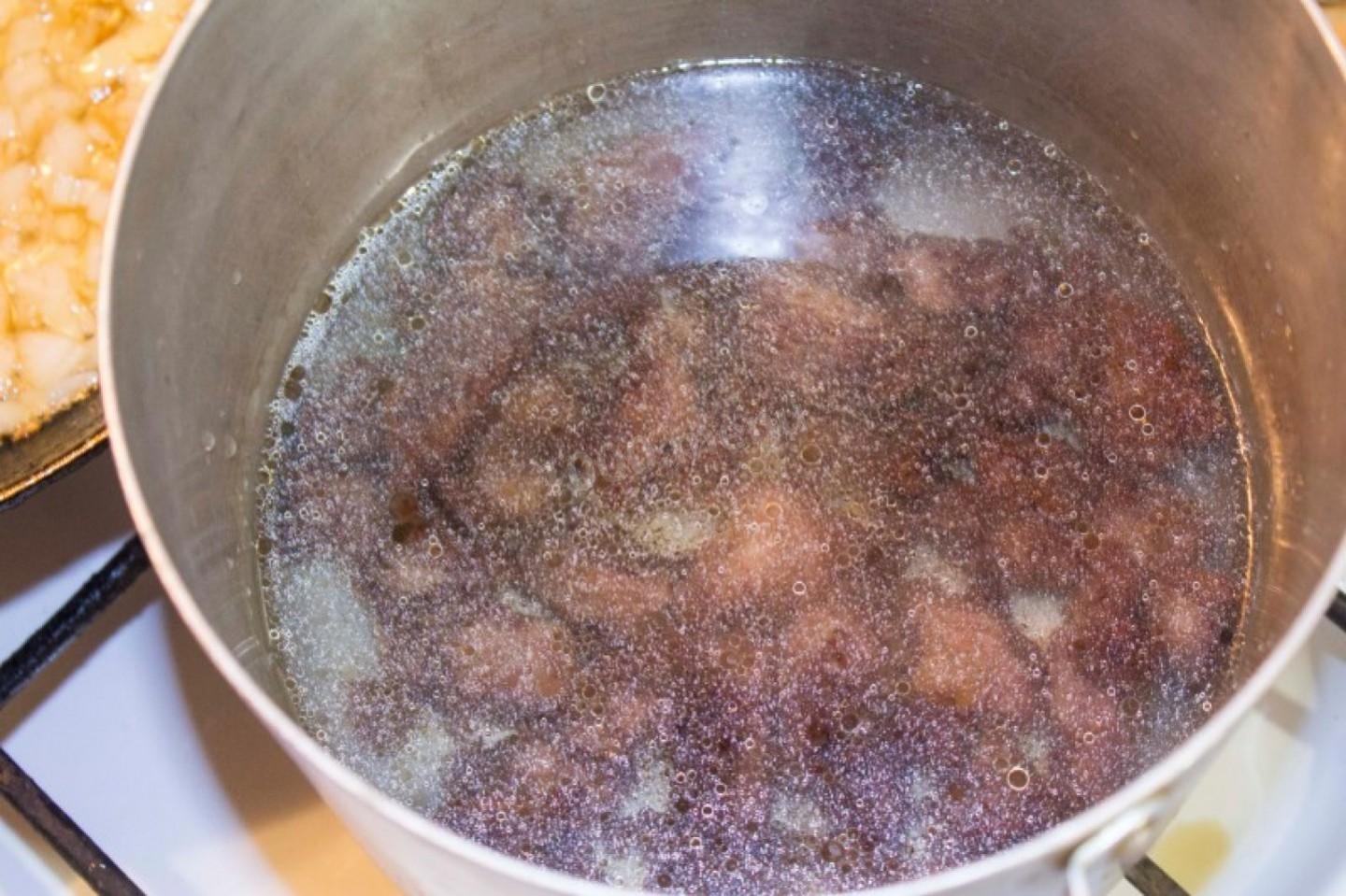 Шаг 8 приготовления Соус с мясом картошкой и луком