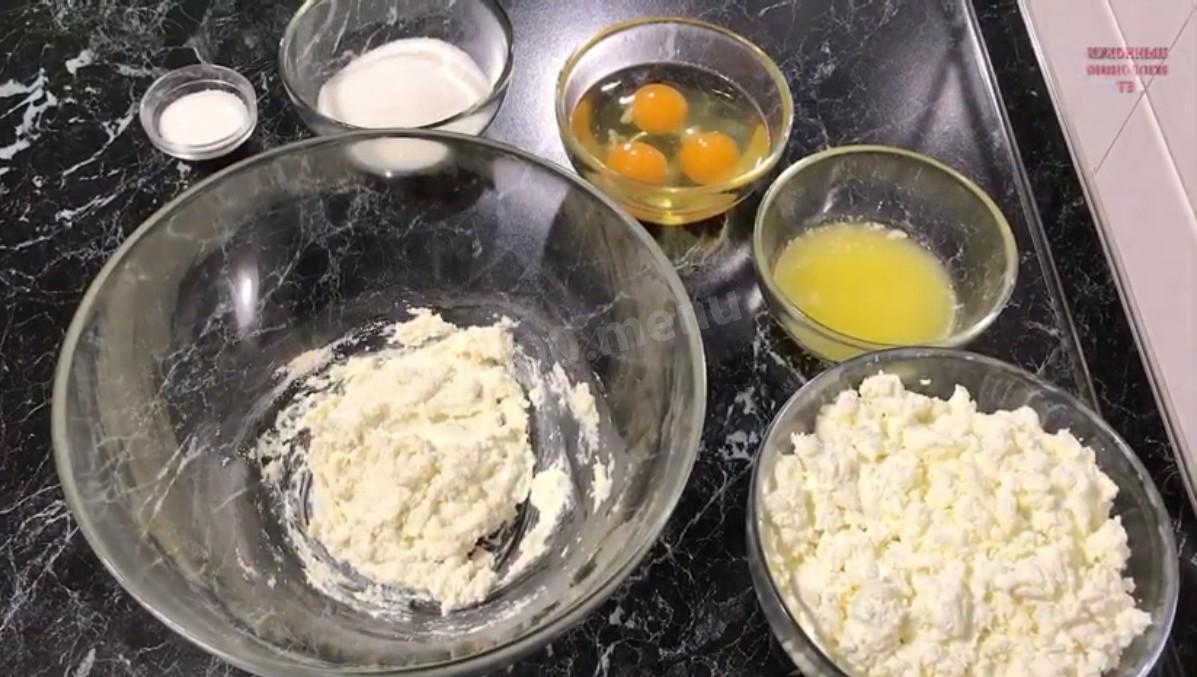Шаг 4 приготовления Нежнейшая творожная запеканка с изюмом и курагой