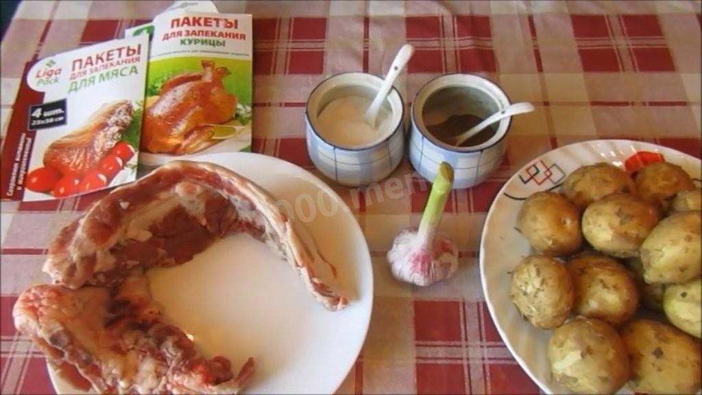 Шаг 1 приготовления Свиные ребрышки с молодой картошкой в духовке