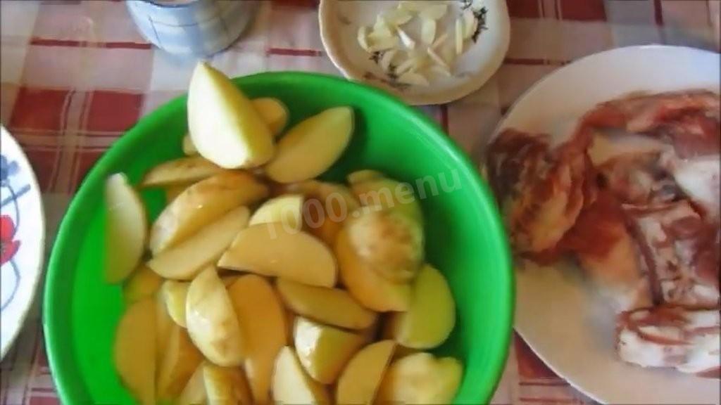 Шаг 2 приготовления Свиные ребрышки с молодой картошкой в духовке