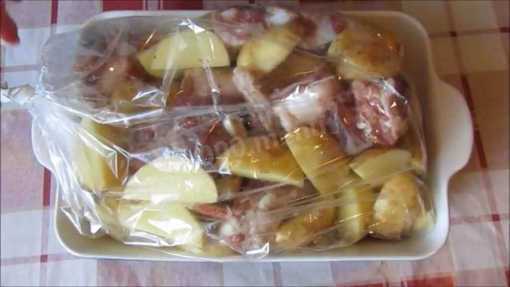 Шаг 3 приготовления Свиные ребрышки с молодой картошкой в духовке