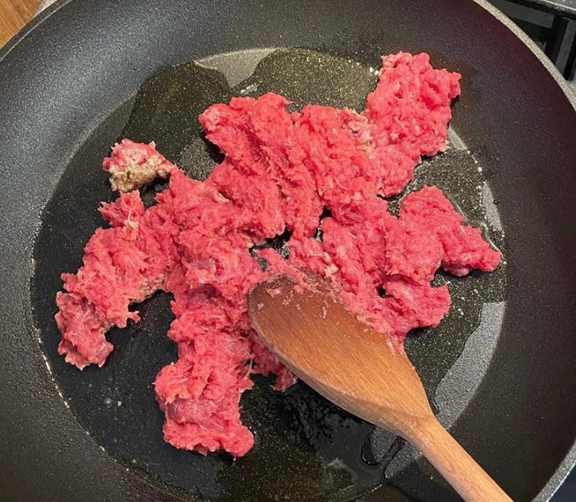 Шаг 1 приготовления лазанья из готовых листов с фаршем и сливками
