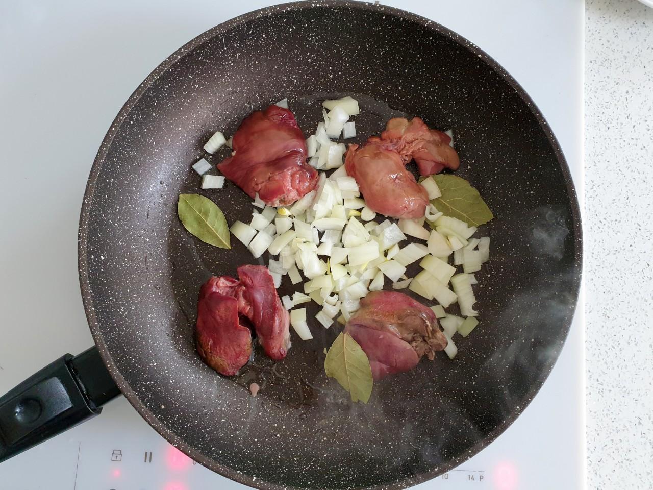 Шаг 4 приготовления Куриная печень с брокколи и овсяно-протеиновым соусом