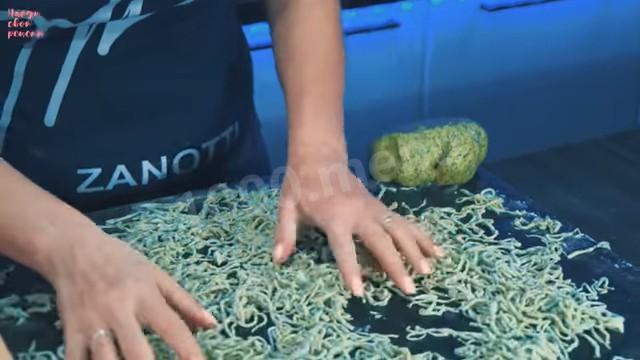Шаг 15 приготовления Домашняя лапша с куриным яйцом,  шпинатом и твердым сыром