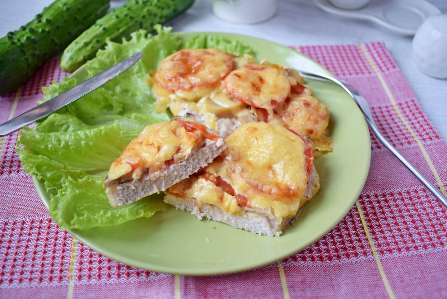 Шаг 9 приготовления Свинина с майонезом помидорами шампиньонами сыром