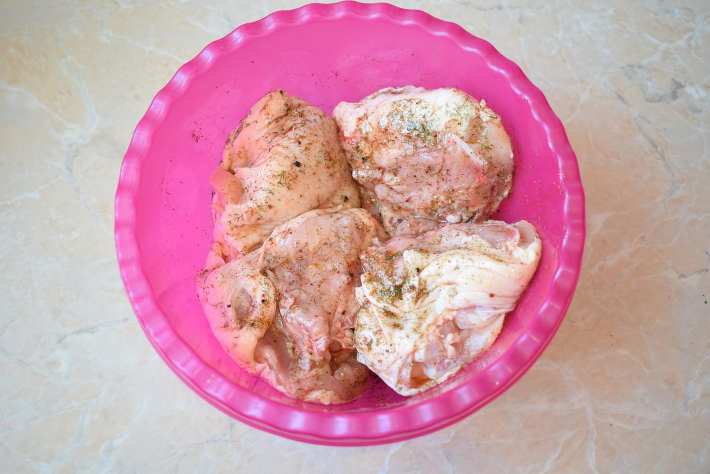 Шаг 3 приготовления Куриные бедра с паприкой жареные