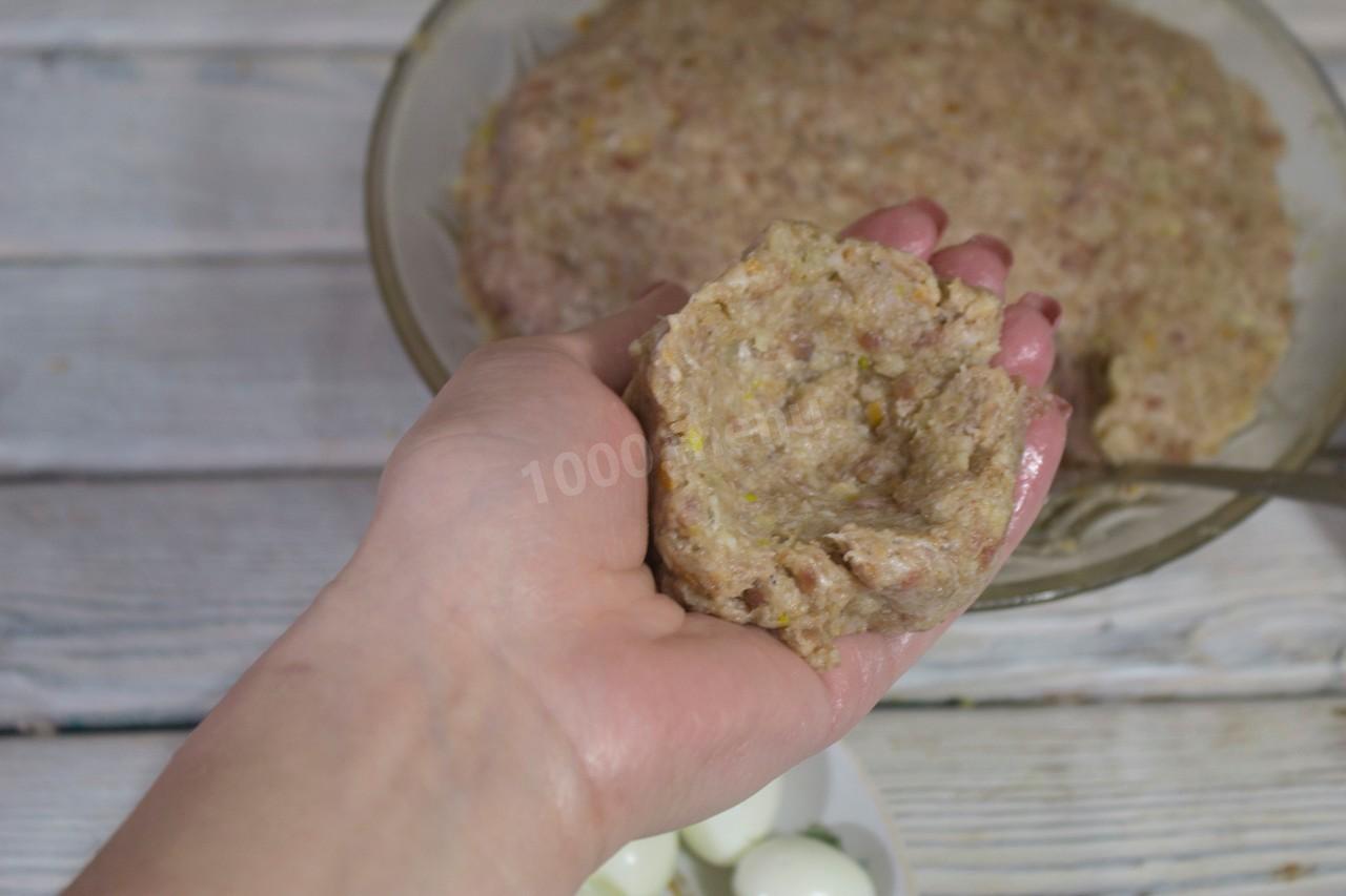 Шаг 11 приготовления Зразы мясные с перепелиным яйцом в духовке