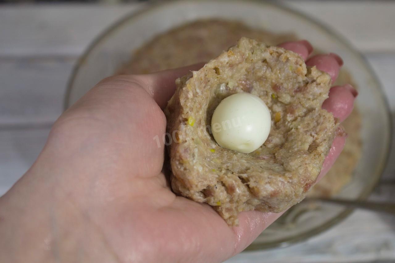 Шаг 12 приготовления Зразы мясные с перепелиным яйцом в духовке
