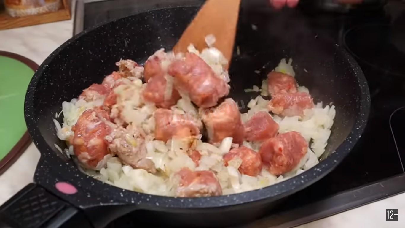Шаг 1 приготовления Паста с томатным соусом и колбасками