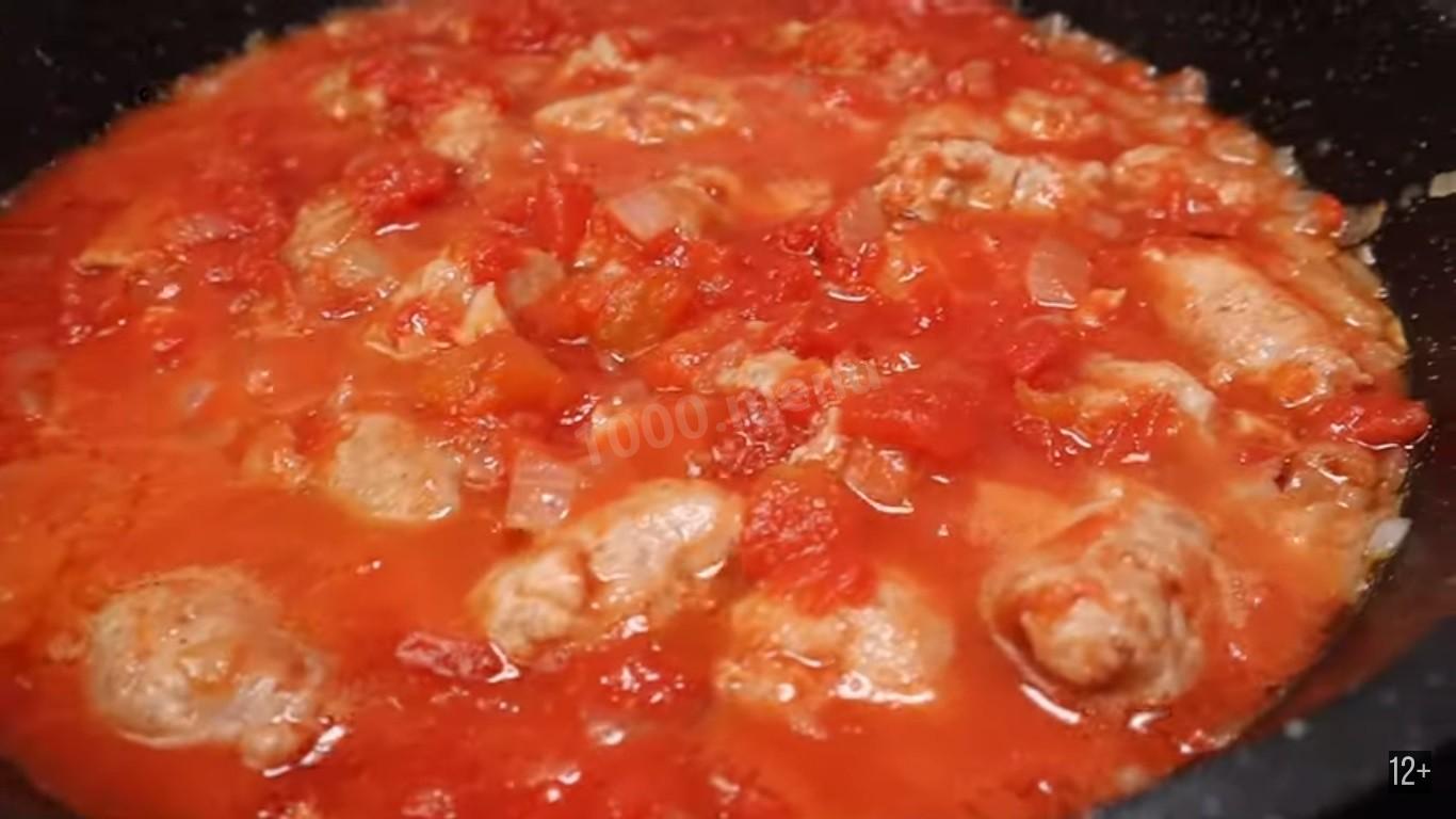 Шаг 2 приготовления Паста с томатным соусом и колбасками