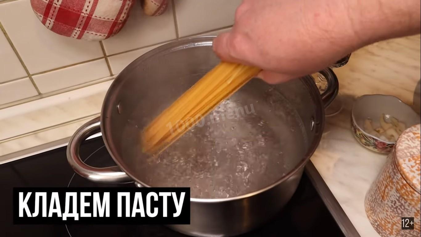 Шаг 3 приготовления Паста с томатным соусом и колбасками