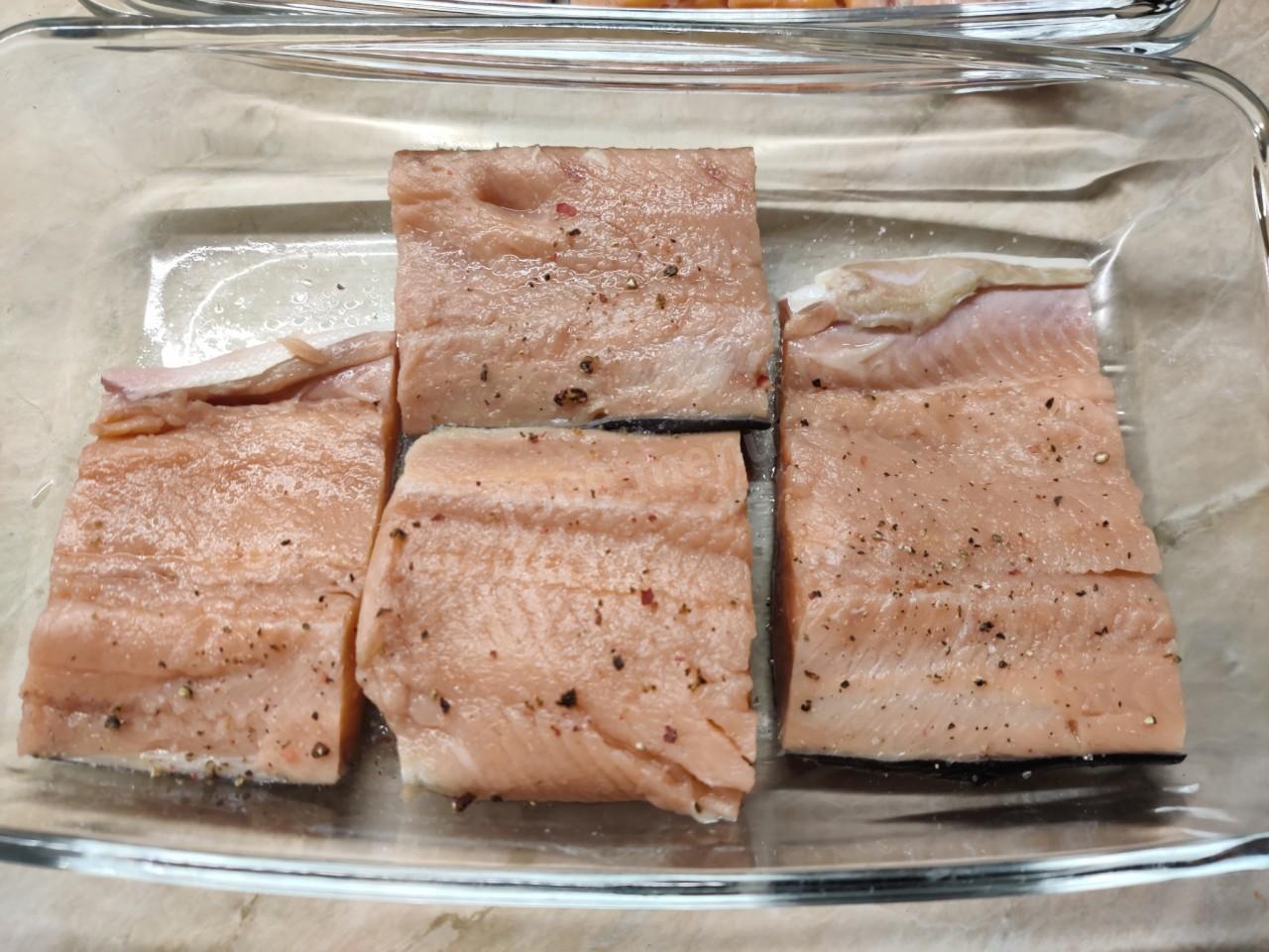 Шаг 1 приготовления Горбуша с кинзой, горчицей и сыром запеченная