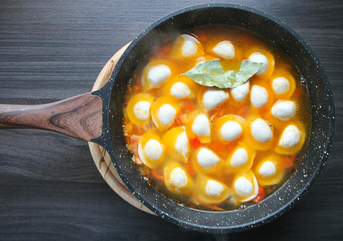 Шаг 5 приготовления Пельмени с овощами на сковороде