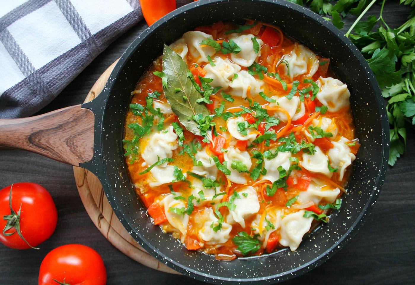 Шаг 6 приготовления Пельмени с овощами на сковороде
