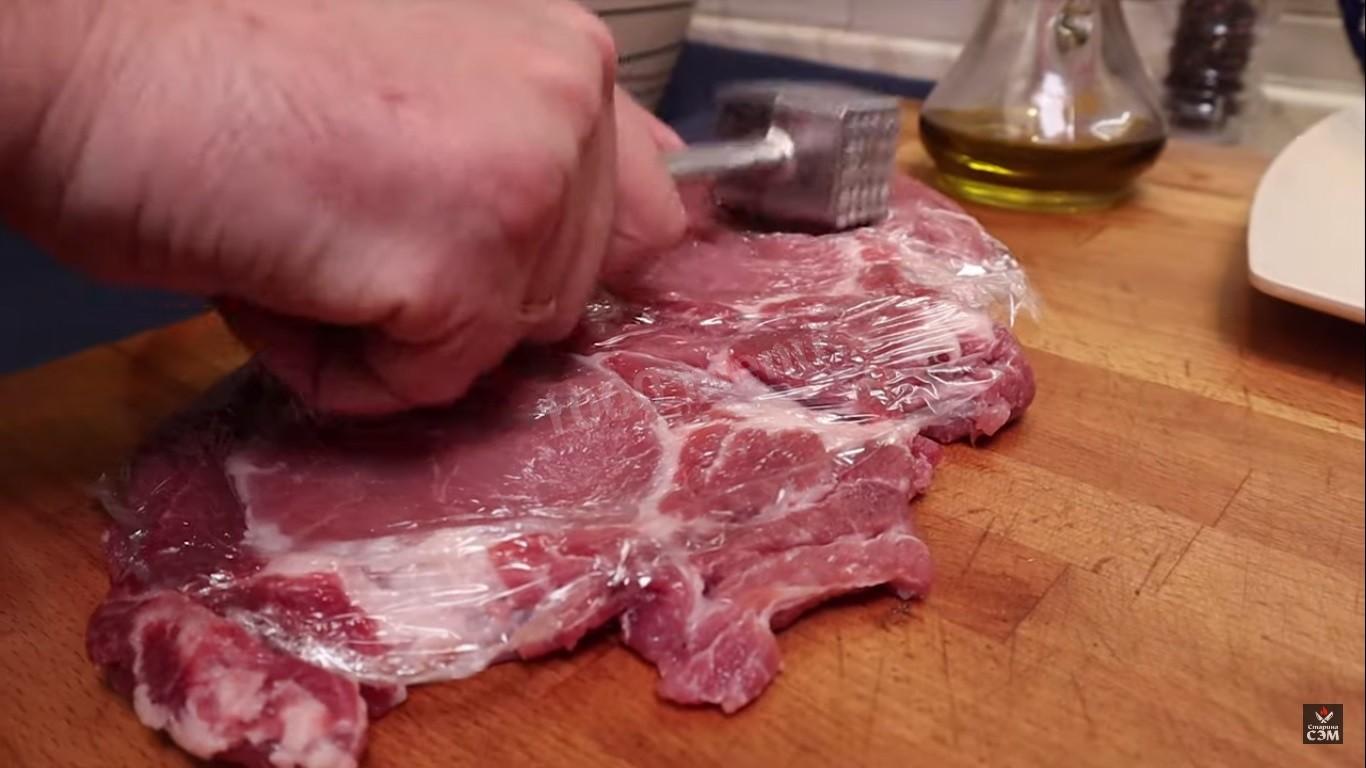 Шаг 1 приготовления Мясо по-французски с греческим йогуртом