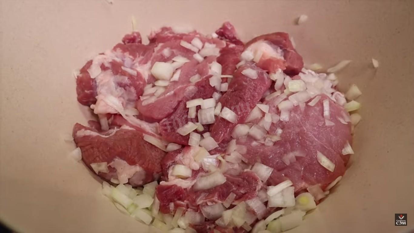 Шаг 2 приготовления Мясо по-французски с греческим йогуртом
