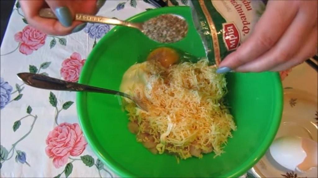 Шаг 3 приготовления Куриные котлеты с твердым  сыром и чесноком