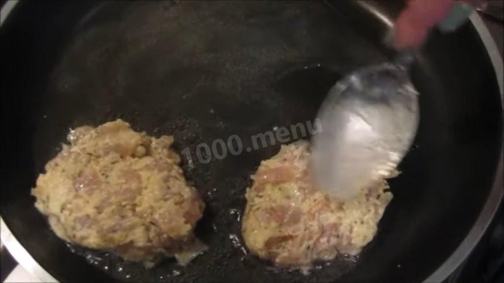 Шаг 4 приготовления Куриные котлеты с твердым  сыром и чесноком