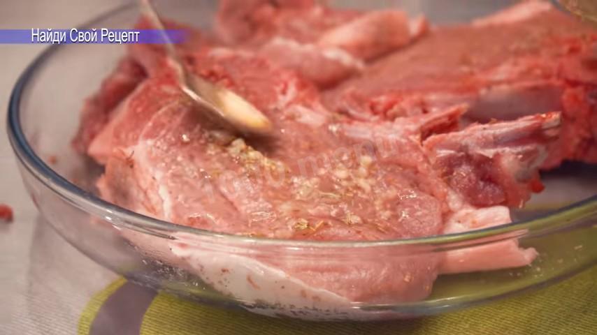 Шаг 10 приготовления Свиные антрекоты по-баварски с овощами на гриле
