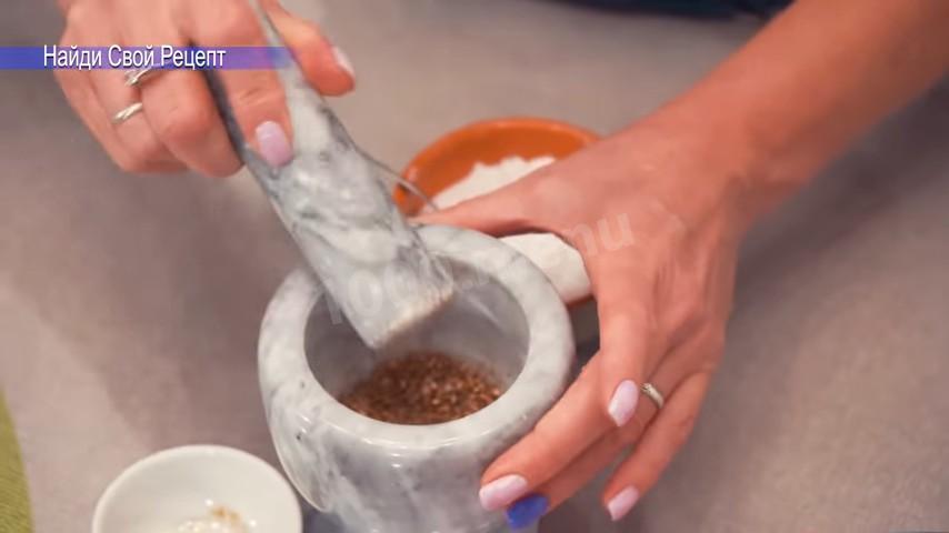 Шаг 5 приготовления Свиные антрекоты по-баварски с овощами на гриле