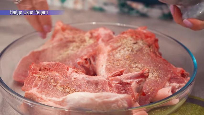 Шаг 8 приготовления Свиные антрекоты по-баварски с овощами на гриле