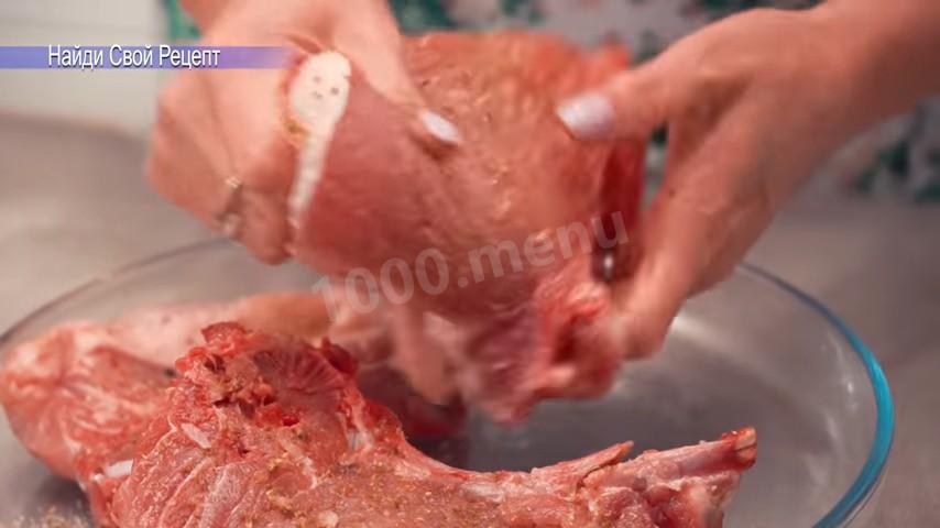 Шаг 9 приготовления Свиные антрекоты по-баварски с овощами на гриле
