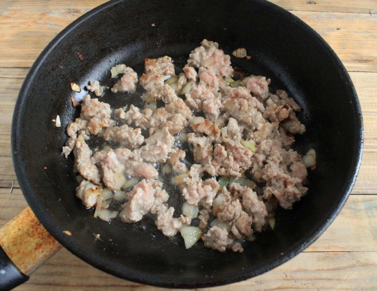 Шаг 5 приготовления Бигус из свежей капусты с мясом и колбасой