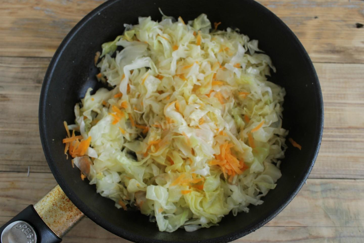 Шаг 6 приготовления Бигус из свежей капусты с мясом и колбасой