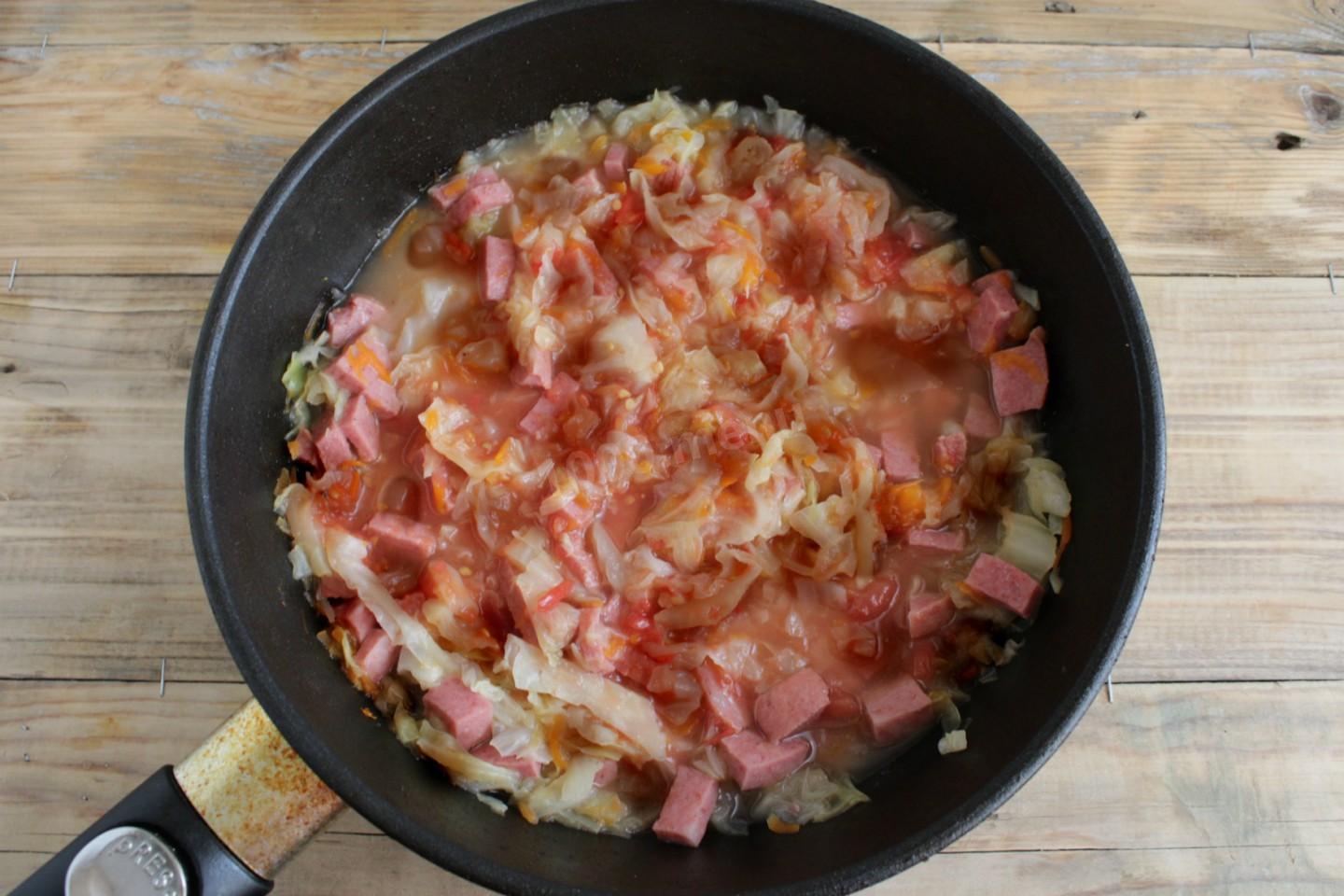Шаг 8 приготовления Бигус из свежей капусты с мясом и колбасой