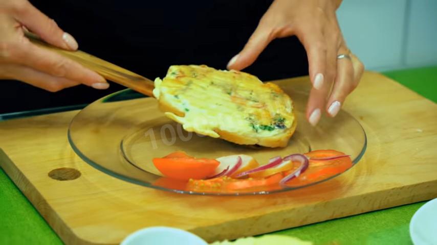 Шаг 12 приготовления Закрытая пицца - омлет с сыром и полукопченой колбасой