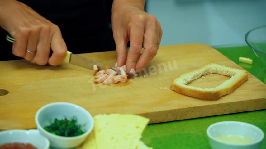 Шаг 5 приготовления Закрытая пицца - омлет с сыром и полукопченой колбасой