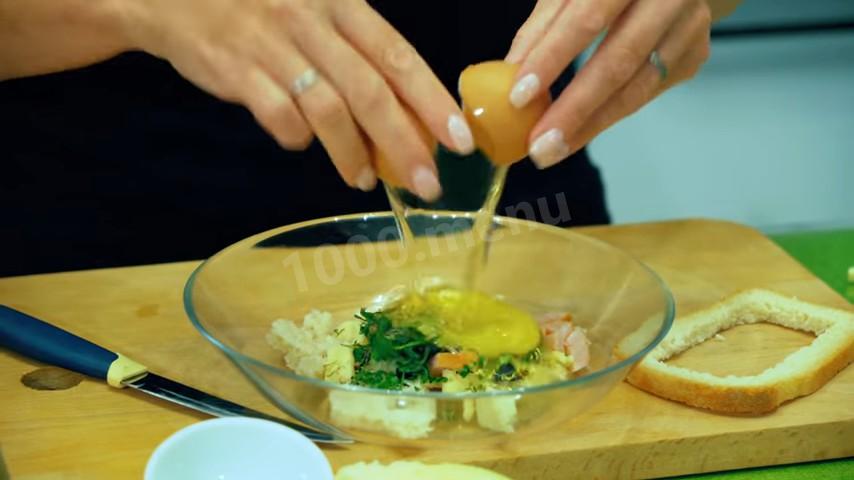 Шаг 7 приготовления Закрытая пицца - омлет с сыром и полукопченой колбасой