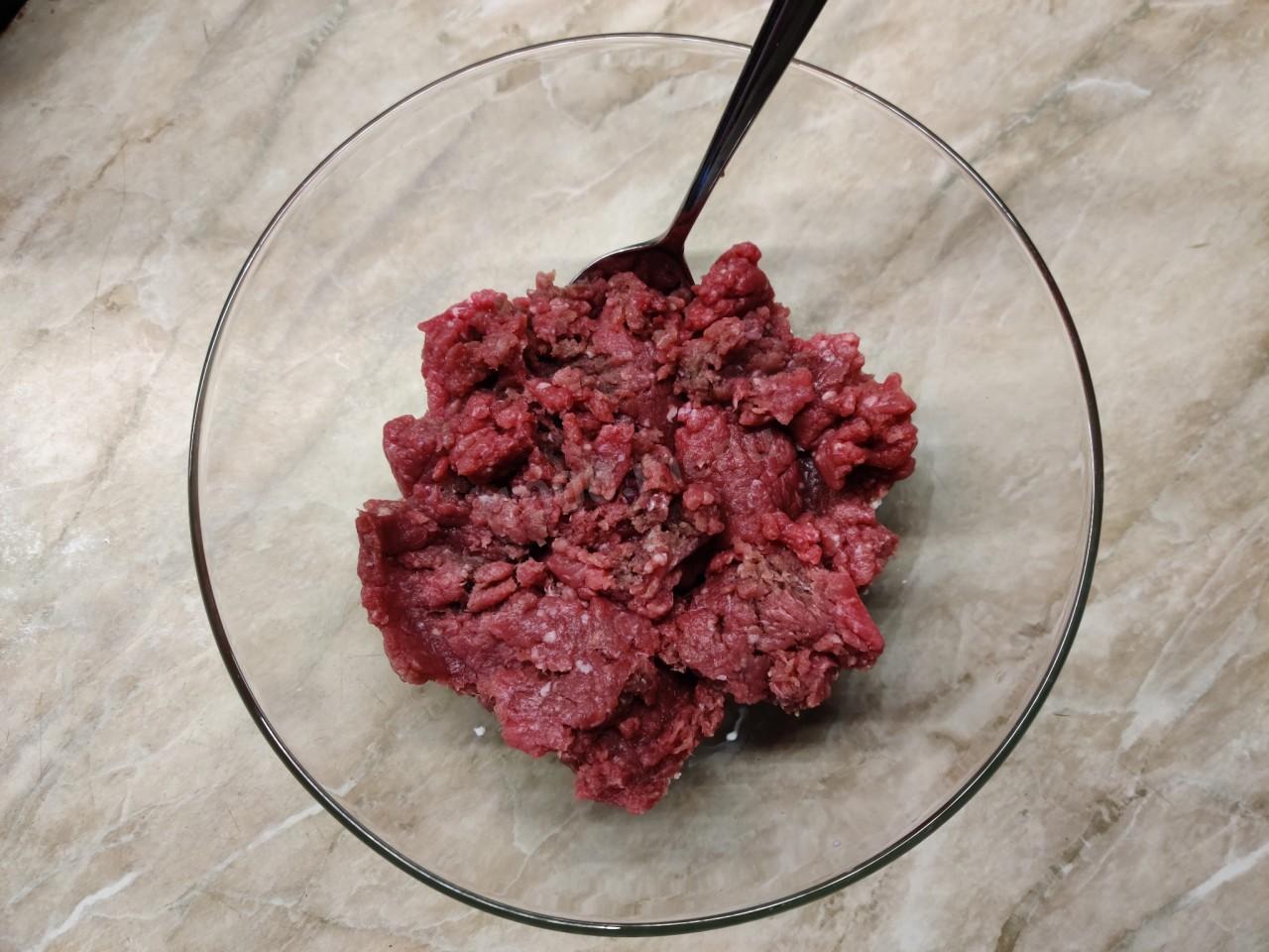 Шаг 2 приготовления Запеканка из мясных котлет с картофельными дольками и сыром