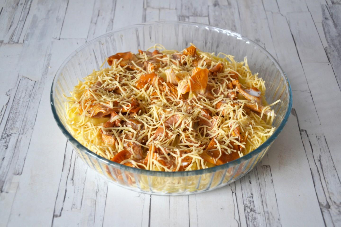 Шаг 9 приготовления Картошка в сливках с лисичками и сыром в духовке