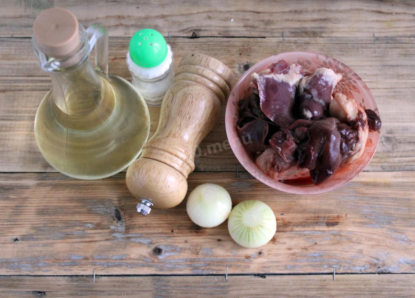 Шаг 1 приготовления Куриная печень жареная в муке с луком на сковороде