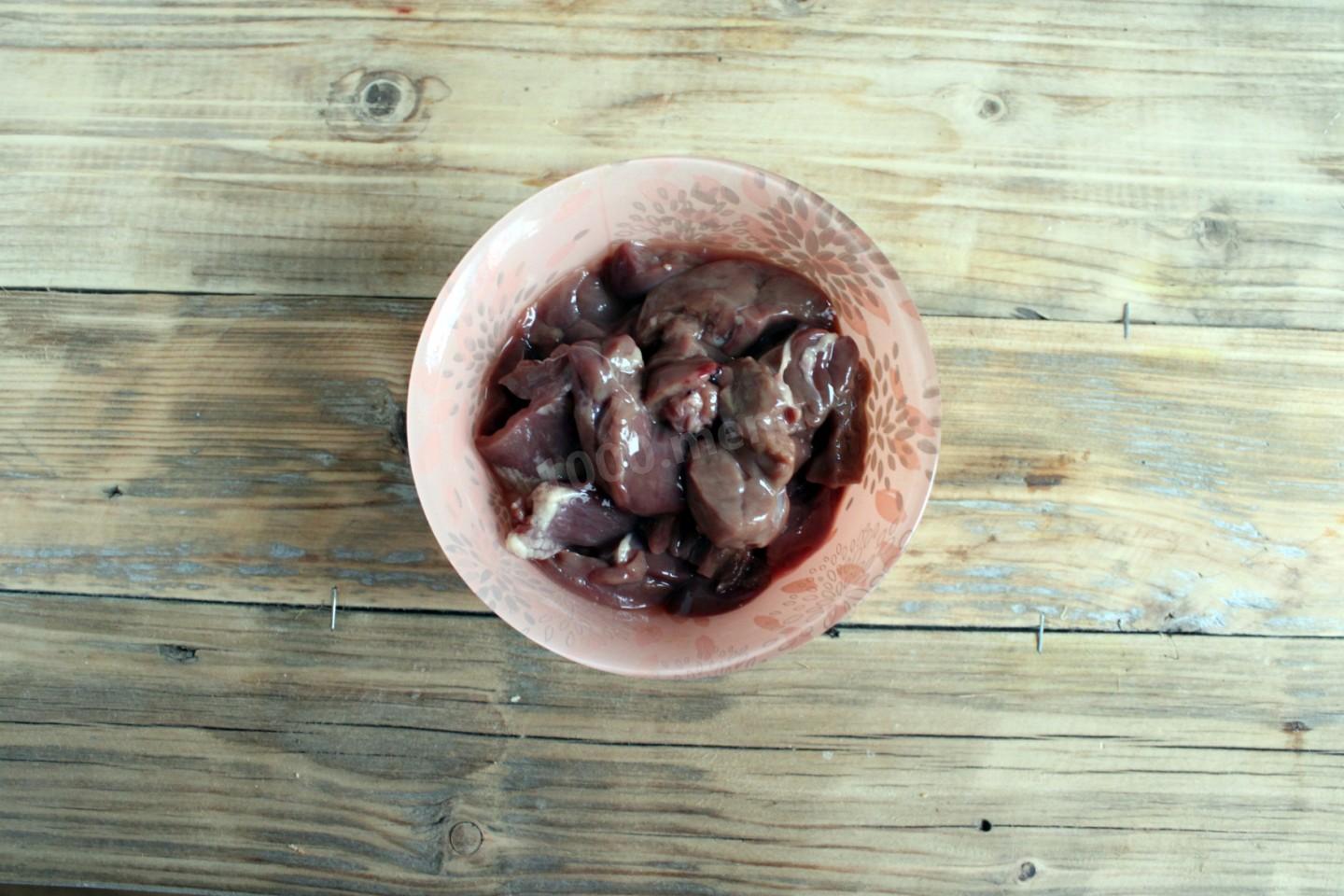 Шаг 2 приготовления Куриная печень жареная в муке с луком на сковороде