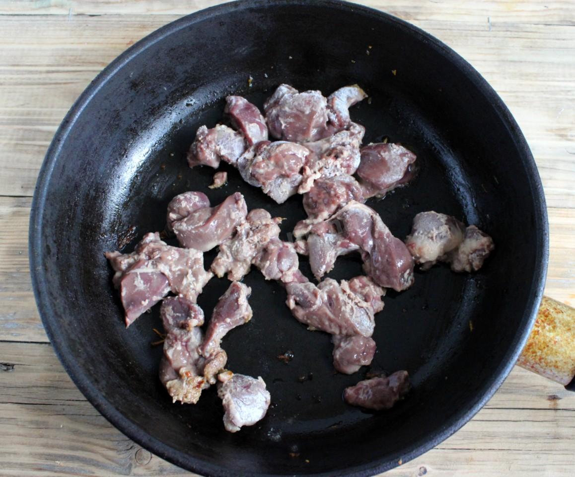Шаг 4 приготовления Куриная печень жареная в муке с луком на сковороде