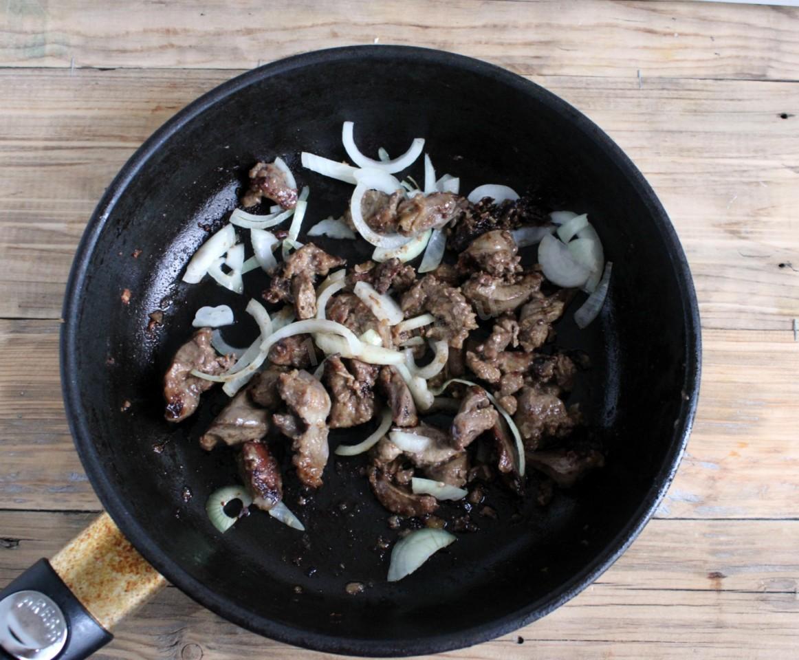 Шаг 6 приготовления Куриная печень жареная в муке с луком на сковороде