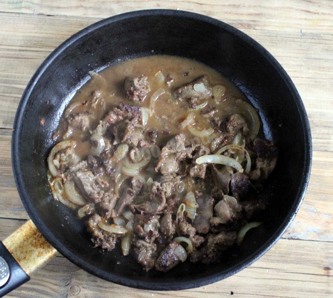 Шаг 7 приготовления Куриная печень жареная в муке с луком на сковороде