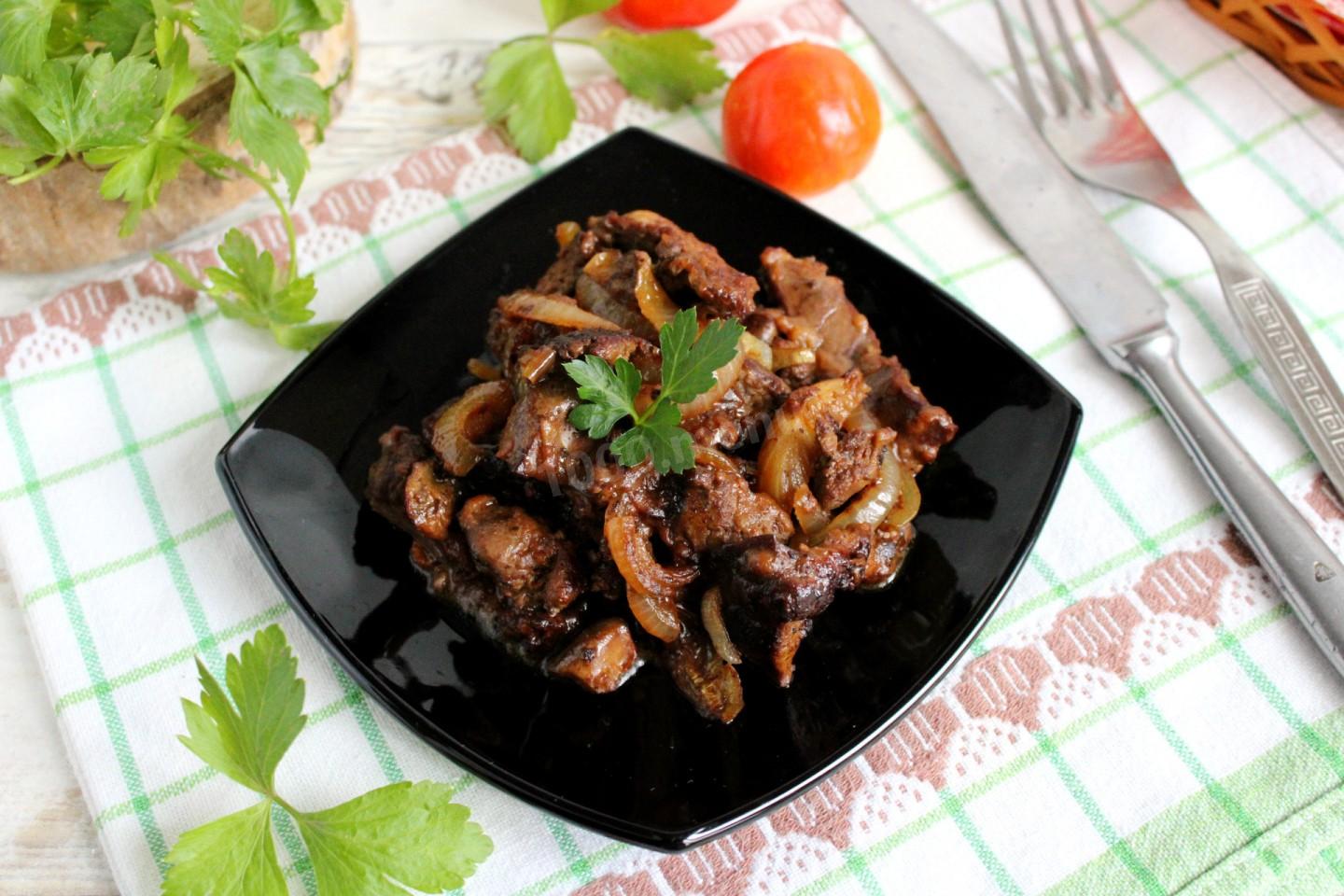 Шаг 8 приготовления Куриная печень жареная в муке с луком на сковороде