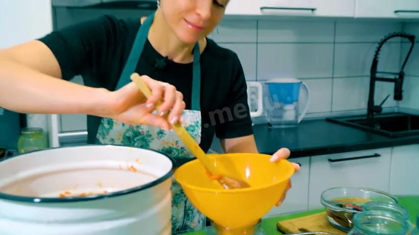 Шаг 12 приготовления Кабачковый салат на зиму с томатами и болгарским перцем