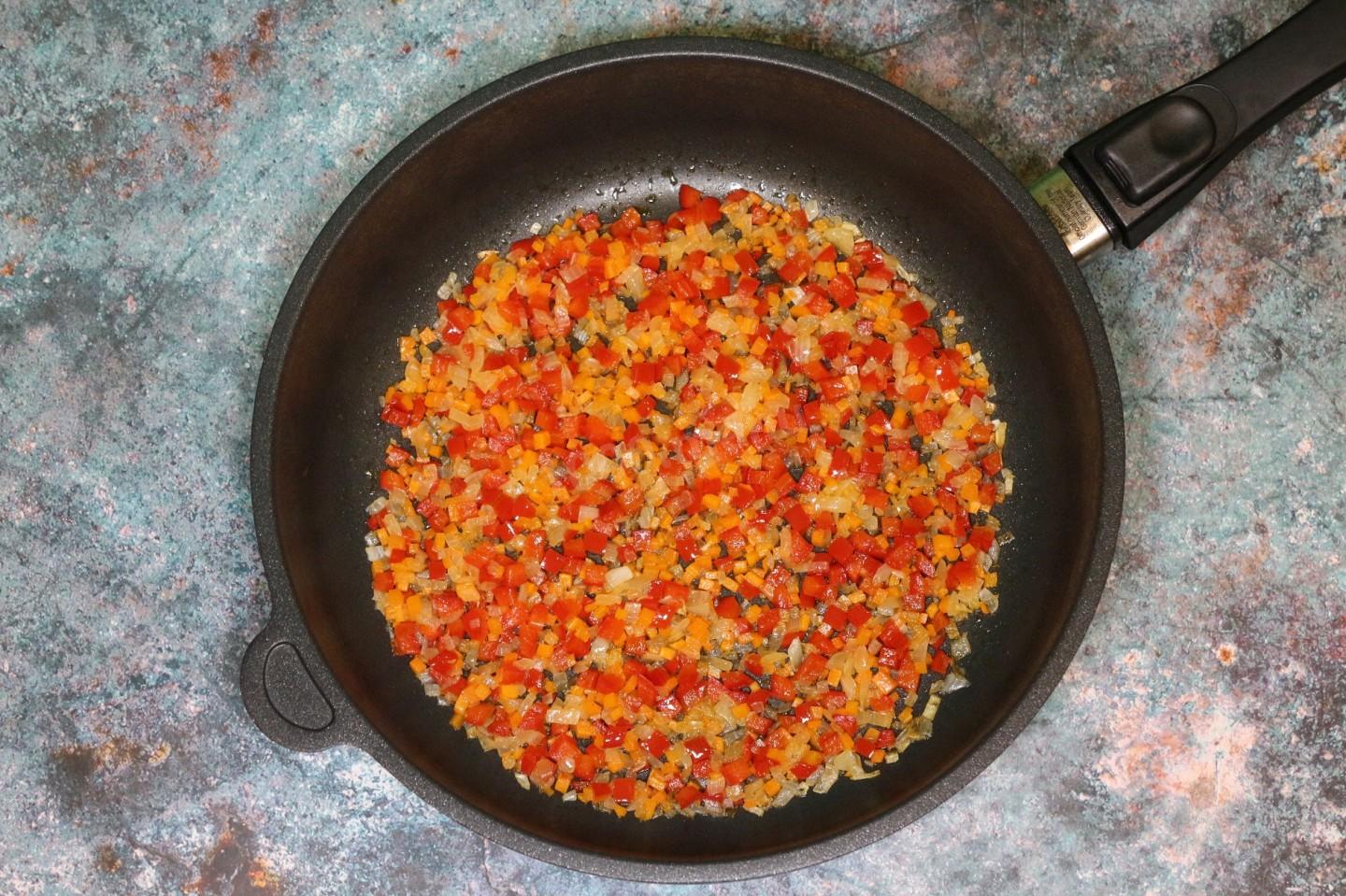 Шаг 5 приготовления Рис с тунцом и овощами