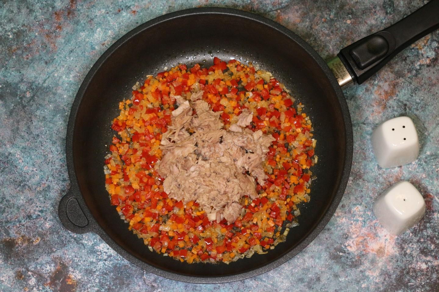 Шаг 6 приготовления Рис с тунцом и овощами