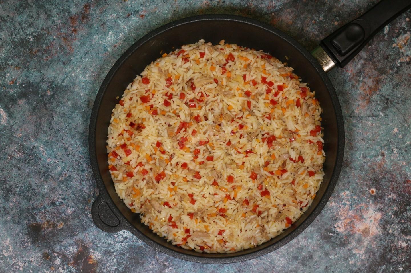 Шаг 7 приготовления Рис с тунцом и овощами